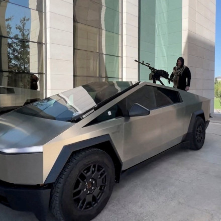 Ο Καντίροφ εξόπλισε με πολυβόλο ένα Tesla Cybertruck και προσκάλεσε τον Έλον Μασκ στην Τσετσενία