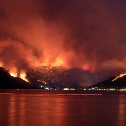 Τουρκία: Συνεχίζεται η μάχη με τις φλόγες στη Σμύρνη - Κάηκαν ολόκληρες πολυκατοικίες Τουρκία: Συνεχίζεται η μάχη με τις φλόγες στη Σμύρνη - Κάηκαν ολόκληρες πολυκατοικίες