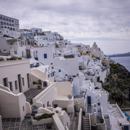 Κύκλωμα μαστροπείας: Το κλαμπ στα Φηρά, οι εκδιδόμενες Λατίνες και η έφοδος της ΕΛΑΣ