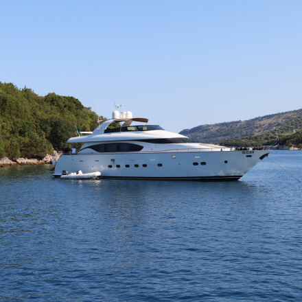 Αντίπαξοι: Χειροπέδες σε δυο Ιταλούς καπετάνιους για φωτιά σε παραλία