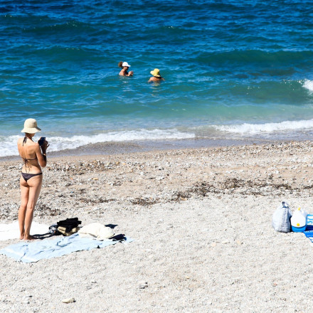 Πήγαιναν στη Λούτσα αλλά όχι για μπάνιο: Ανήλικοι έκλεβαν λουόμενους, εξαρθρώθηκε σπείρα