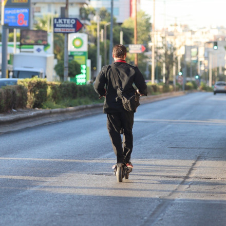 «Πόλη φάντασμα» η Αθήνα: Άδειοι δρόμοι και απόλυτη ησυχία στο Παγκράτι - Δείτε βίντεο