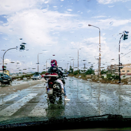 Έφτασε στην Αττική η κακοκαιρία - Ισχυρή βροχή στην Κηφισιά