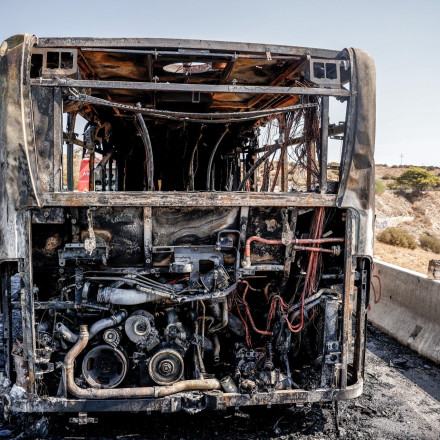 Υπό έλεγχο η φωτιά σε λεωφορείο στη Βουλιαγμένη