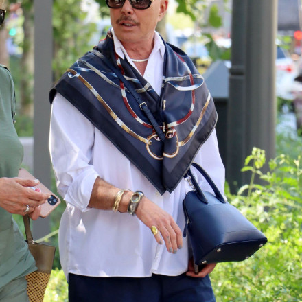 Λάκης Γαβαλάς: Ποζάρει ολόγυμνος στον καθρέφτη φορώντας μόνο το ψάθινο καπέλο του