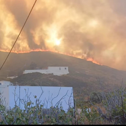 Μαίνεται η φωτιά στους Φούρνους Ικαρίας - Ισχυροί άνεμοι στο νησί