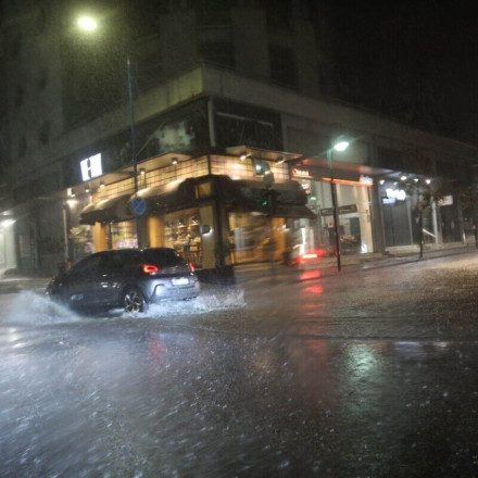 Η κακοκαιρία εξπρές σάρωσε τη Θεσσαλία - Δεκάδες κλήσεις στην Πυροσβεστική