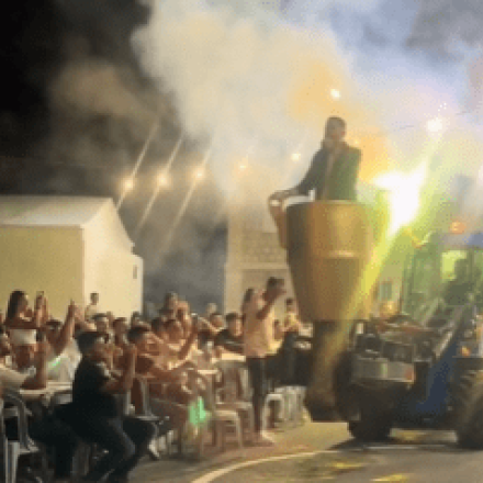 Η επική είσοδος τραγουδιστή σε πανηγύρι: Μπήκε ανεβασμένος σε ανυψωτικό!