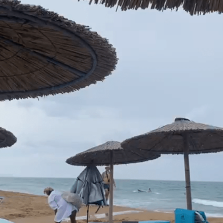 Τρέχουν να προφυλαχθούν οι λουόμενοι στην Κέρκυρα - Ισχυρό μπουρίνι σε παραλία