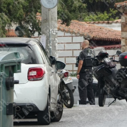 Συναγερμός στο Κερατσίνι: Άγνωστοι με μηχανή πέταξαν τσάντα με 3 χειροβομβίδες – Έκλεισαν δρόμοι