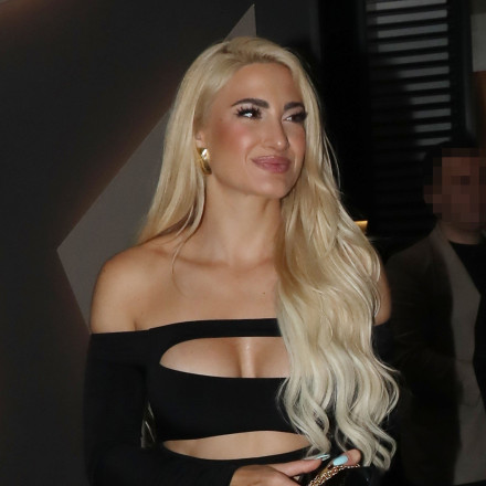 Ιωάννα Τούνη: Ποζάρει σε σκάφος στο ηλιοβασίλεμα και δίνει συμβουλή για τους «μαλ....ες»