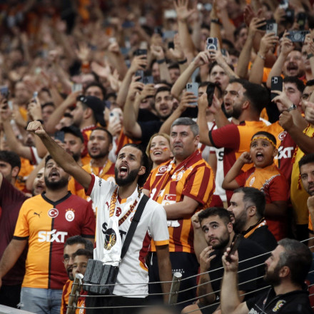 Θαρραλέος οπαδός της Φενέρμπαχτσε, πήγε με φανέλα της στο Γαλατασαράι - Γιανγκ Μπόις [vid]