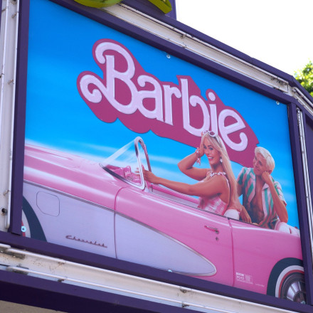 Γιατί η GEN Z επιστρέφει στα «χαζά» τηλέφωνα - Έρχεται το τηλέφωνο της Barbie χωρίς ίντερνετ