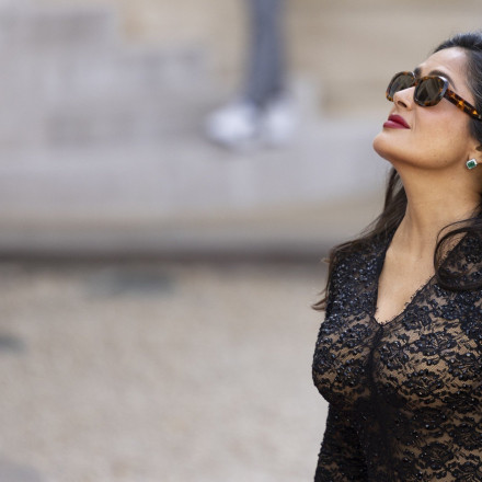 Σάλμα Χάγιεκ: Γιορτάζει τα 58α γενέθλιά της και ποζάρει με όλα τα μαγιό της πάνω σε σκάφος