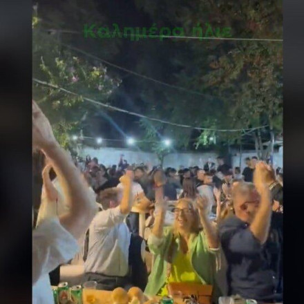 Ο... πανηγυρισμός του Νίκου Ανδρουλάκη όταν του έβαλαν το «Καλημέρα ήλιε» σε πανηγύρι