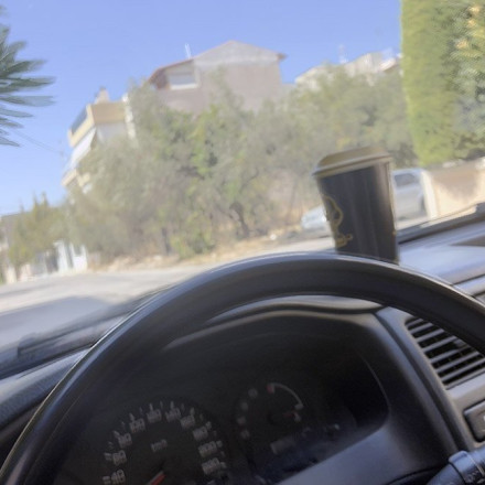 Καφές για τον οδηγό στο αυτοκίνητο: Τι ισχύει τελικά με το πρόστιμο; Η απάντηση της Δημογλίδου