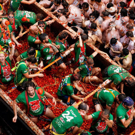 Ντοματοπόλεμος στην Ισπανία: Χιλιάδες «μαχητές» έβαψαν κόκκινους τους δρόμους - Εντυπωσιακές εικόνες