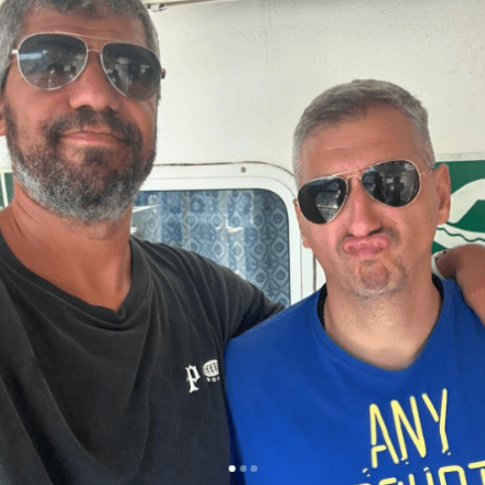 Όπως δεν τον έχουμε ξαναδεί: Ο Δημήτρης Διαμαντίδης περνάει καλά με τον Λάζαρο Παπαδόπουλο