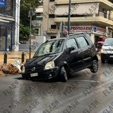 «Άνοιξε» η Γη στα Πατήσια από τις πλημμύρες και οδηγός έπεσε μέσα - Το φωτορεπορτάζ του flash.gr