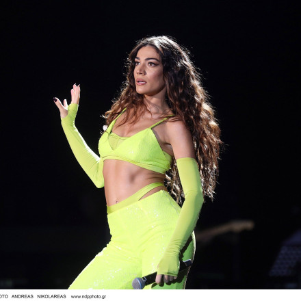 Ήβη Αδάμου: Απαντά σε όσους σχολιάζουν αρνητικά στίχο από τραγούδι της και υποστηρίζει τον Κουινέλη