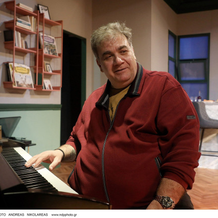 Δημήτρης Σταρόβας: Επέστρεψε συγκινημένος στη σκηνή αφήνοντας πίσω την περιπέτεια με την υγεία του