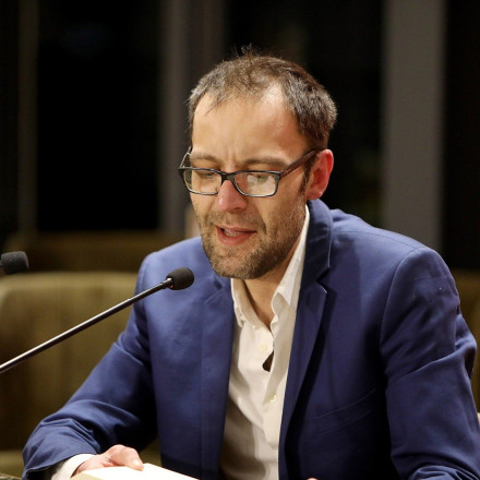 Αύγουστος Κορτώ: Ξύρισε το κεφάλι του για να συμπαρασταθεί σε καρκινοπαθή φίλη του