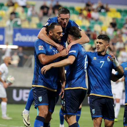 Χαμός, απειλές και αποβολές παικτών στην Εθνική Κοσόβου: «Θα σας σπάσω τα πόδια»