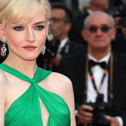 Τζούλια Γκάρνερ: Πρωταγωνιστεί στο «Wolf Man» και το πρώτο teaser είναι πραγματικά τρομακτικό