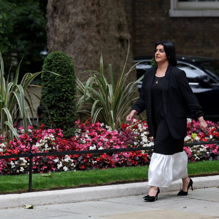 Βρετανία: Η υπουργός Δικαιοσύνης «έχασε» το γοβάκι της έξω από την Ντάουνινγκ Στριτ