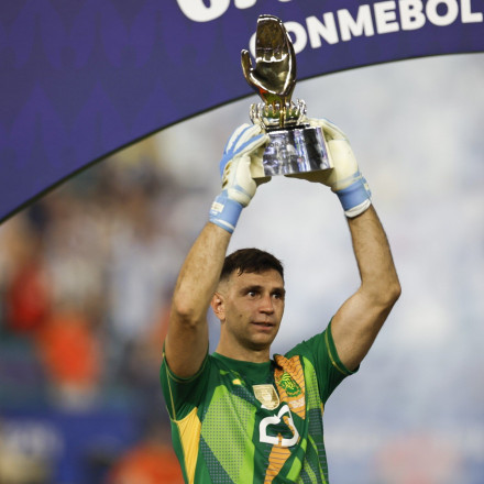 Χτυπάει... ξανά ο Εμιλιάνο Μαρτίνεθ - Πανηγύρισε προκλητικά με ρέπλικα του Copa America [vid]