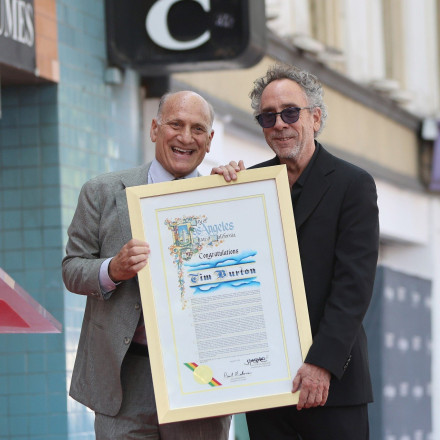 Τιμ Μπάρτον: Απέκτησε το δικό του αστέρι στη Λεωφόρο της Δόξας - Η Μόνικα Μπελούτσι πάντα δίπλα του