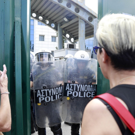 Ένταση και χημικά στο υπουργείο Παιδείας σε συγκέντρωση εκπαιδευτικών