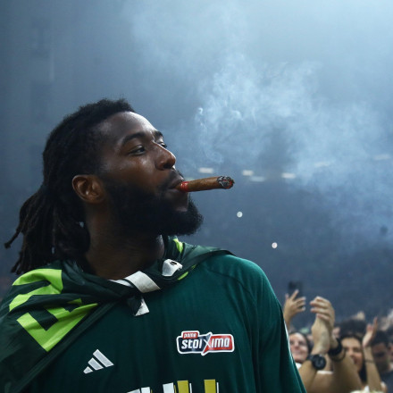 Επέστρεψε με... όρεξη ο Ματίας Λεσόρ - Τα πειράγματά του στον Κώστα Αντετοκούνμπο [vid]