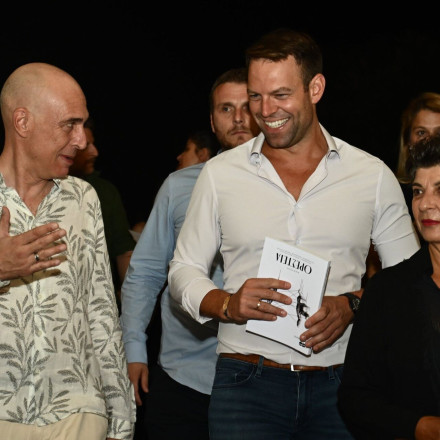 Παραλίγο να... «πέσει» επάνω στον Τσίπρα - Στην «Ορέστεια» ο Στέφανος Κασσελάκης