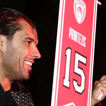 Ο Γιώργος Πρίντεζης πιο... χαμογελαστός από ποτέ άλλοτε - Το τρομερό βίντεο του Ολυμπιακού [vid]