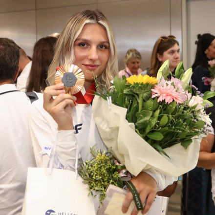 Πάτησε Ελλάδα η αποστολή των Παραολυμπιακών Αγώνων - Αποθέωση για τους θριαμβευτές [vid]