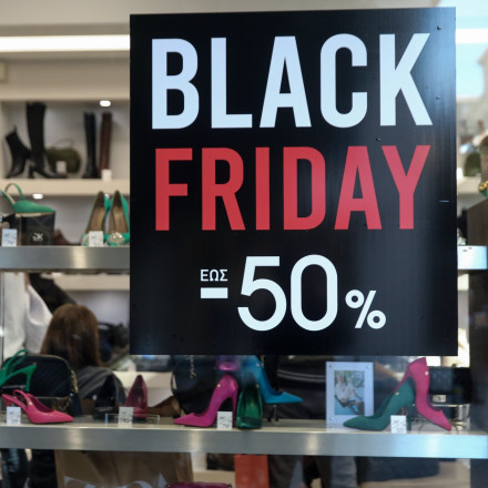 «Βροχερή» Black Friday: Τι να προσέξουν οι καταναλωτές μέσα στον καταιγισμό των προσφορών