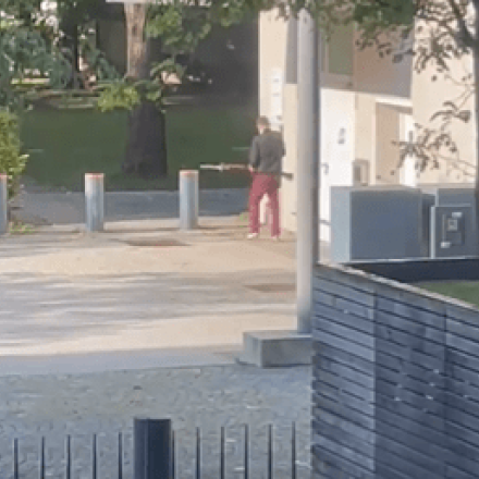 Μόναχο: Η στιγμή που ο ένοπλος ανοίγει πυρ μπροστά στο προξενείο του Ισραήλ