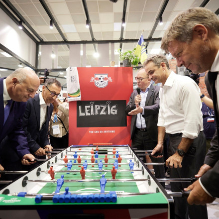 ΔΕΘ 2024: Επιτραπέζιο ποδοσφαιράκι έπαιξε ο Μητσοτάκης