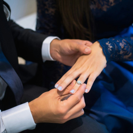 Γαμπρός ακύρωσε τον γάμο και έκανε μήνυση στη νύφη, ζητώντας πίσω το μονόπετρο των αρραβώνων