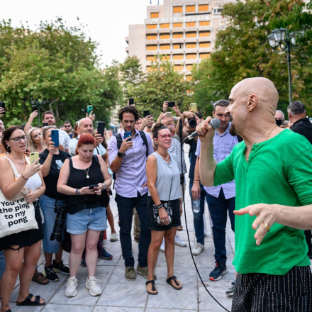 Συναυλία-έκπληξη των James στο Σύνταγμα - Ενθουσιασμός από τον κόσμο