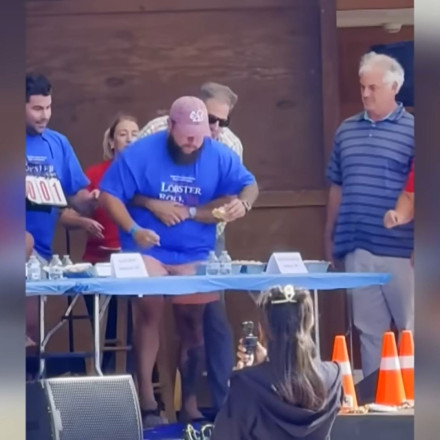 Απίστευτο: Κυβερνήτης στις ΗΠΑ έσωσε με λαβή Χάιμλιχ διαγωνιζόμενο που πνιγόταν σε αγώνα ταχυφαγίας