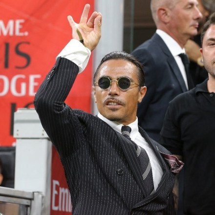 Salt Bae: Ίλιγγος από το λογαριασμό που πλήρωσε πελάτης στο εστιατόριό του