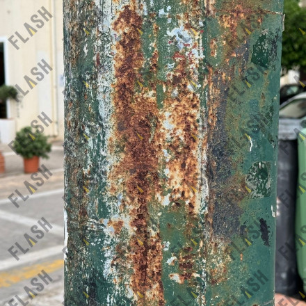 Σάπιες και σκουριασμένες κολώνες, έτοιμες να πέσουν: Αυτοψία του flash.gr στη Νέα Φιλαδέλφεια