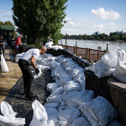 Συναγερμός για την υπερχείλιση του Δούναβη: Μάχη με τον χρόνο για να μην πλημμυρίσει η Βουδαπέστη