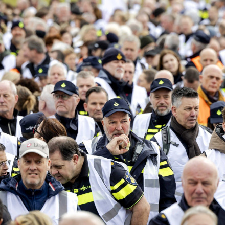Ολλανδία: Επίθεση σε αστυνομικό τμήμα, έξαλλοι οι οπαδοί του Άγιαξ με τα ΜΑΤ [vid]