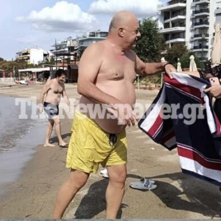 Ο Αχιλλέας Μπέος βούτηξε στον Άναυρο - «Πεντακάθαρο νερό, ελάτε να το χαρείτε»