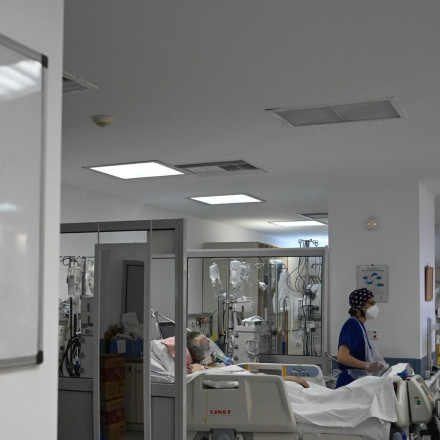 Βόλος: Διαμπερές τραύμα από το ψαροντούφεκο φέρει ο 69χρονος - Διαφεύγει ο γιος του