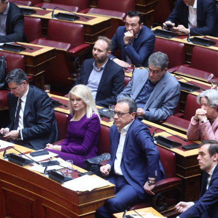 Διχασμένος ο ΣΥΡΙΖΑ και εντός Βουλής: Μύλος με την αντικατάσταση του Συνήγορου του Πολίτη