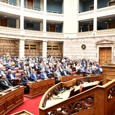 ΝΔ: «Τελείωσε το μένουμε σπίτι για τους βουλευτές» - Οι «γαλάζιοι» παίρνουν το ρόλο της αντιπολίτευσης